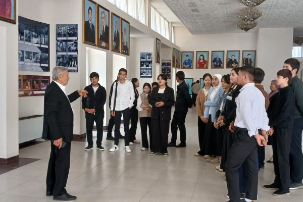 📝 13-oktyabr kuni Jizzax viloyat musiqali drama teatrida ustoz san’atkorlar hamda maktab o’quvchilari ishtirokida “Til millat ko‘zgusidir” nomli davra suhbati bo‘lib o‘tdi.