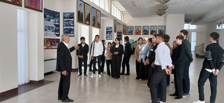 📝 13-oktyabr kuni Jizzax viloyat musiqali drama teatrida ustoz san’atkorlar hamda maktab o’quvchilari ishtirokida “Til millat ko‘zgusidir” nomli davra suhbati bo‘lib o‘tdi.