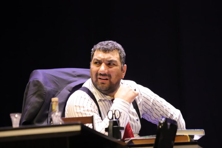 Ozarbayjon teatridan spektakl namoyishi