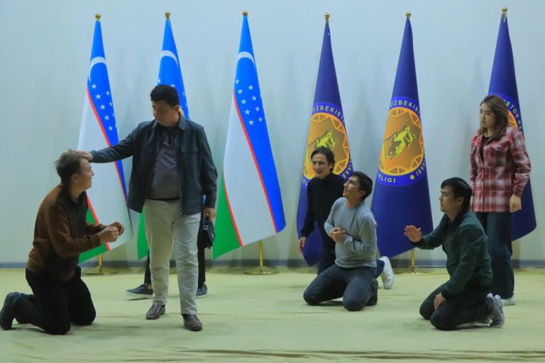 Jizzax viloyatining Olmachi harbiy okrugida Jizzax viloyat musiqali drama teatri ijodkorlari ishtirokida «To’da» spektakli namoyish etildi.